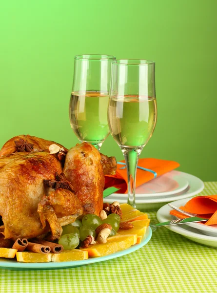 宴会桌上绿色背景特写的烤鸡。感恩节这一天 — 图库照片