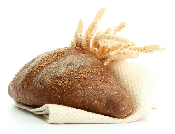 Sabroso pan de centeno con espigas, aislado en blanco — Foto de Stock