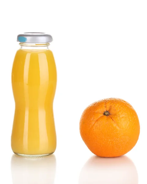 Sumo de laranja delicioso em uma garrafa e laranja ao lado isolado em branco — Fotografia de Stock