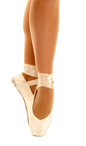 Balerina stóp w pointe na białe tło zbliżenie — Zdjęcie stockowe
