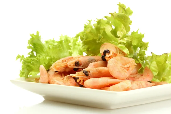 Camarones cocidos con hojas de lechuga en plato, aislados en blanco — Foto de Stock