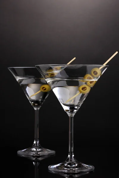 Martini glasses and olives on grey background — Stock Photo, Image