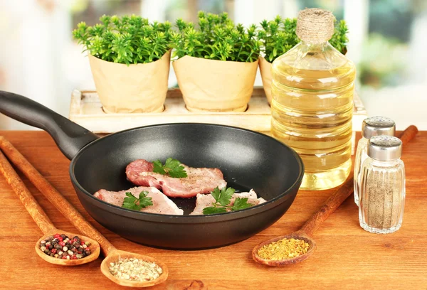 Samenstelling van rauw vlees en kruiden op houten tafel close-up — Stockfoto