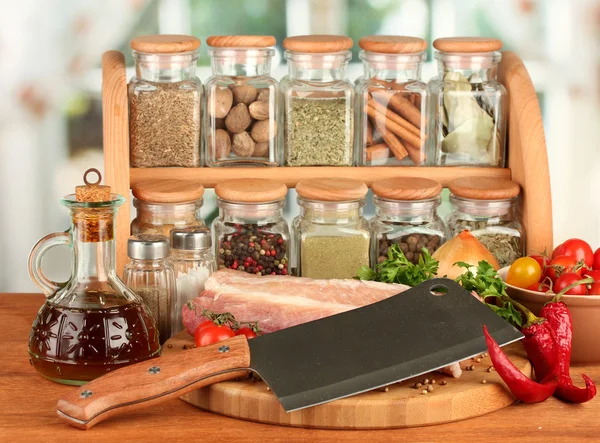 生の肉、野菜、スパイスを木製のテーブルのクローズ アップの組成 — ストック写真