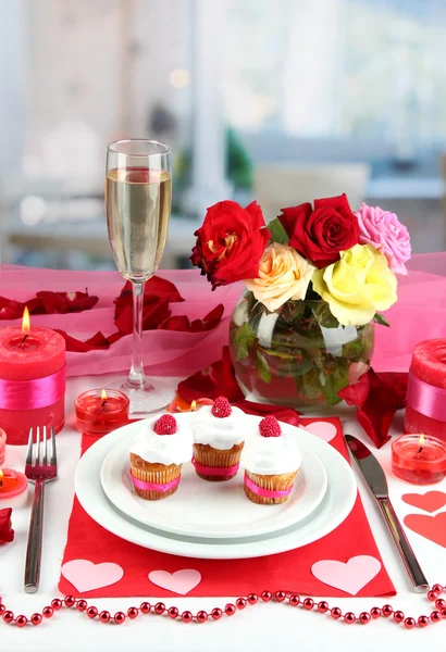Definição de mesa em honra do Dia dos Namorados no fundo do quarto — Fotografia de Stock