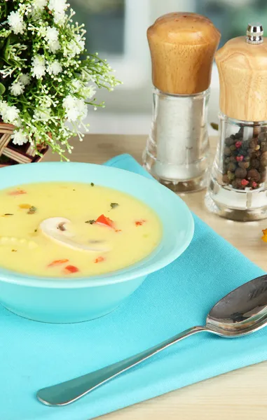 Duftende Suppe in blauem Teller auf Tisch auf Fensterhintergrund Nahaufnahme — Stockfoto