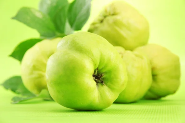 Membrillos dulces con hojas, sobre fondo verde —  Fotos de Stock