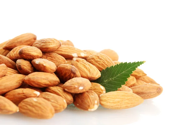Kacang almond lezat dengan daun, terisolasi pada putih — Stok Foto