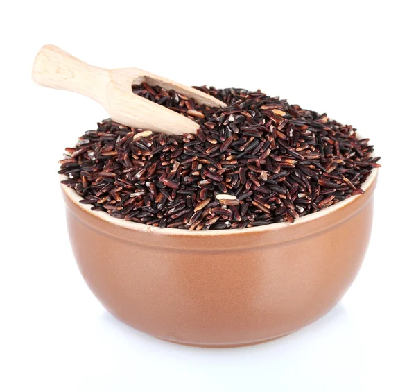 Чорний рис в коричневій тарілці з дерев'яною ложечкою, ізольований на білому — стокове фото