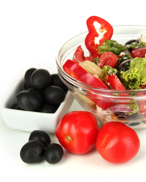 Salada grega fresca em tigela de vidro isolada em branco — Fotografia de Stock