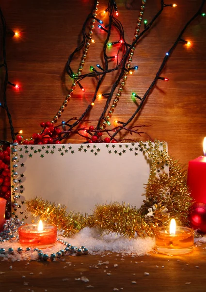 Prachtige kerstcompositie op houten achtergrond — Stockfoto