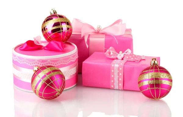 Renkli pembe hediyeler. Noel topları beyaza izole edilmiş. — Stok fotoğraf