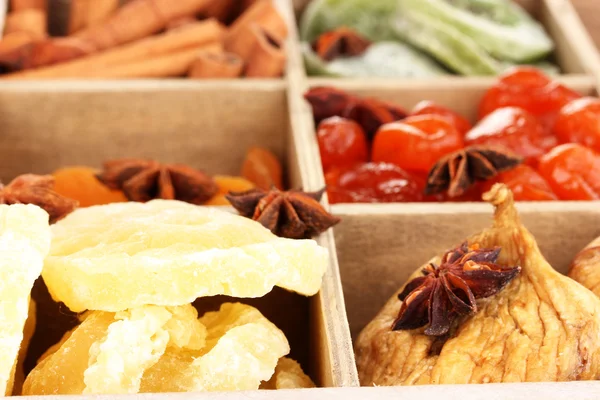 Frutta secca e cannella con stelle di anice in scatola primo piano — Foto Stock