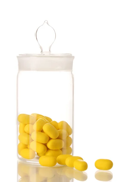 Flacone trasparente con pillole isolate su bianco — Foto Stock