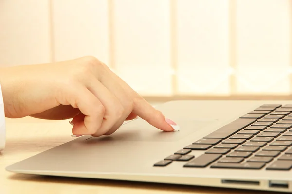 Vrouwelijke hand schrijven op laptot, close-up — Stockfoto