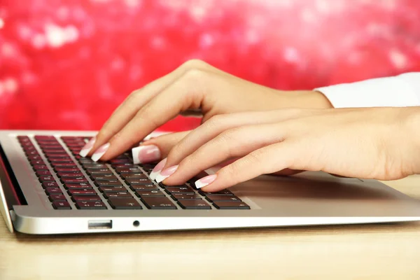Weibliche Hände, die auf einen Laptop schreiben, Nahaufnahme — Stockfoto