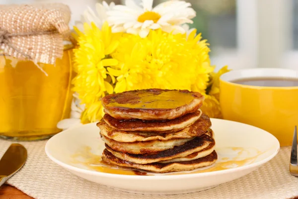 Deliciosos panqueques dulces sobre fondo brillante — Foto de Stock