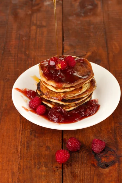 Leckere süße Pfannkuchen auf hölzernem Hintergrund — Stockfoto