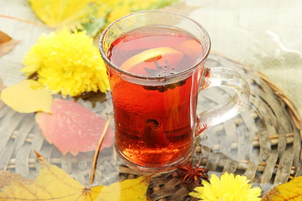 Tasse de boisson chaude et feuilles d'automne, gros plan — Photo