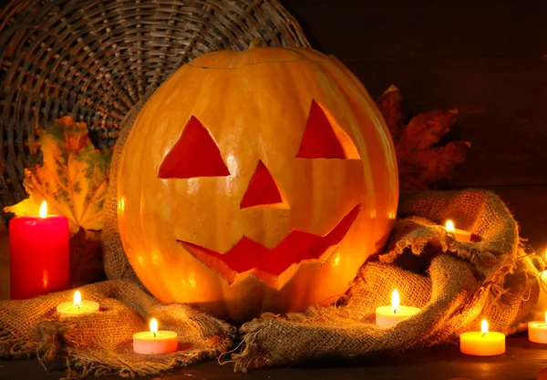 Halloween abóbora e folhas de outono, em fundo de madeira — Fotografia de Stock