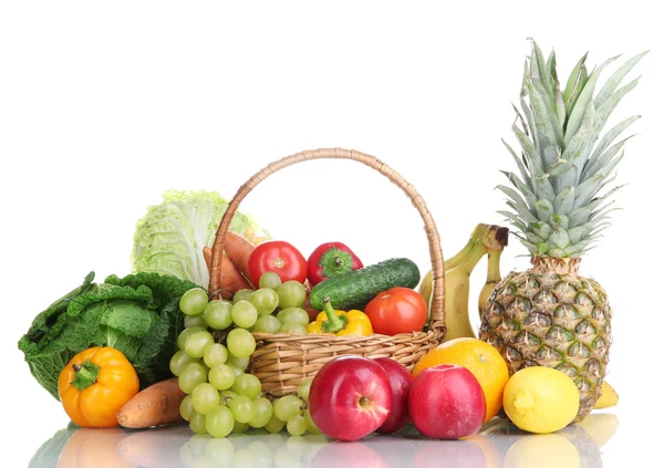 Összetétel zöldségekkel és gyümölcsökkel fehér alapon elszigetelt fonott kosárban — Stock Fotó