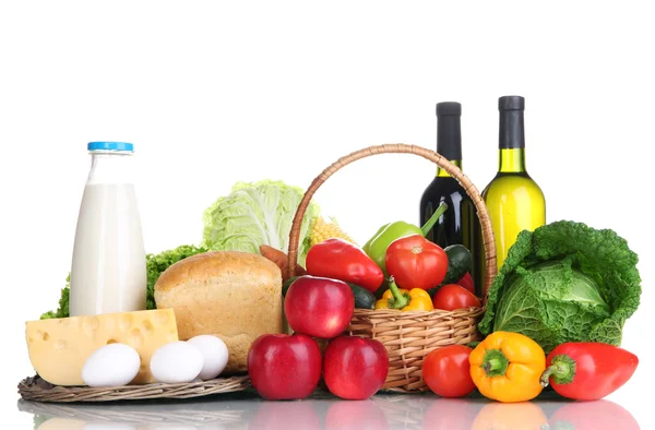 Samenstelling met groenten en fruit in rieten mand geïsoleerd op wit — Stockfoto