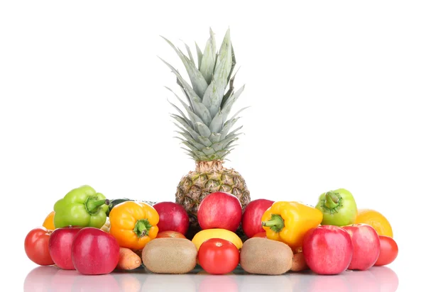 Samenstelling met groenten en fruit geïsoleerd op wit — Stockfoto