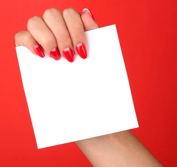 Frauenhand hält leere Karte auf farbigem Hintergrund — Stockfoto