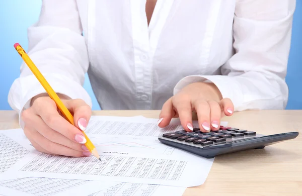 Close-up van zakenvrouw handen, werken in office kamer — Stockfoto