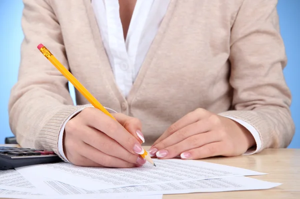 Nahaufnahme der Hände einer Geschäftsfrau, die im Büro arbeitet — Stockfoto