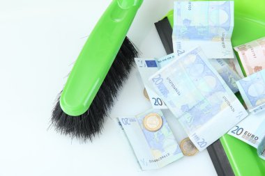 Beyaz arka plan yakın çekim üzerinde kürek içinde para süpürür