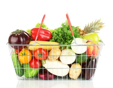 taze sebze ve meyve metal sepette beyaz zemin üzerine izole