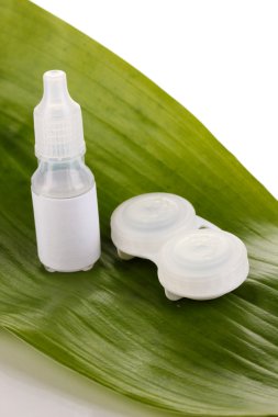 Göz damlaları ve lensler beyaza izole edilmiş.