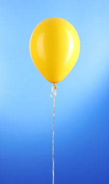 mavi zemin üzerine sarı bir balon