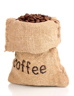 Kahve çekirdekleri beyaz torbaya izole edilmiş.