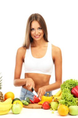 güzel bir genç kadın kesme sebze, üzerinde beyaz izole