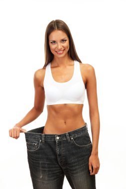 Büyük kot pantolonlu, beyaz tenli güzel bir kadın.