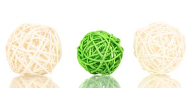 hasır bambu topları üzerinde beyaz izole