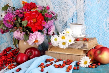 elma ile yumuşak sonbahar natürmort