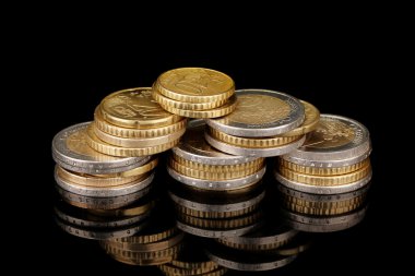 siyah üzerine izole euro coins