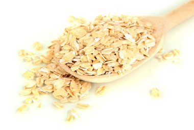 Close up van Haver vlokken in houten lepel geïsoleerd op wit