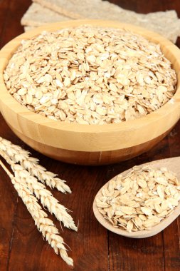 Masanın üzerine ahşap kase yulaf gevreği