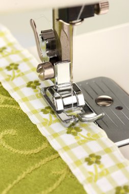 dikiş makinesi çalışma bölümü yeşil bezle closeup