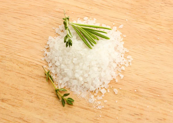 Sůl s čerstvým rozmarýnem a a tymiánem na dřevěné pozadí — Stock fotografie
