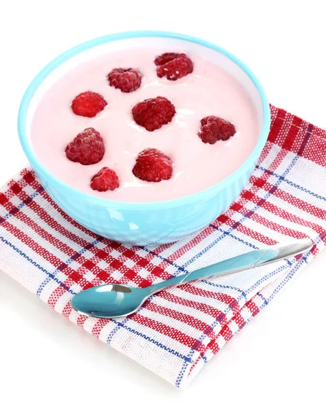 Yoghurt met frambozen geïsoleerd op wit — Stockfoto