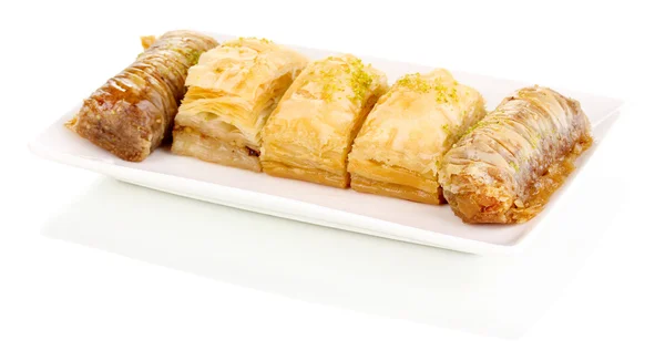 Baklava manis di piring terisolasi di atas putih — Stok Foto