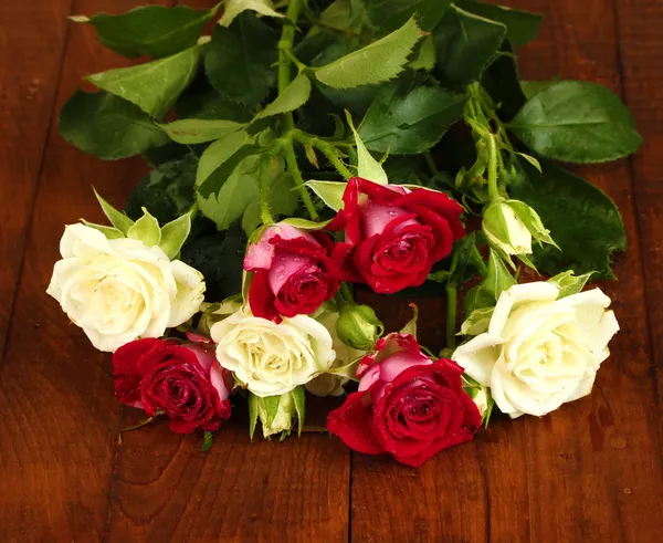 Bouquet of beautiful roses on wooden background close-up — Stock Photo, Image