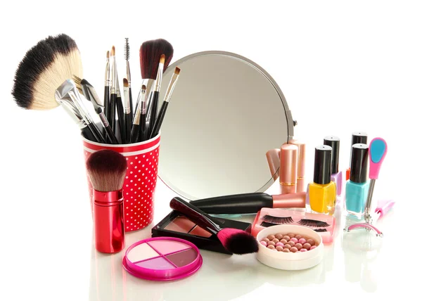 Kosmetika nära mirror isolerat på vit — Stockfoto