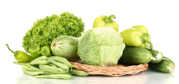 Verse groene groenten op rieten mat geïsoleerd op wit — Stockfoto