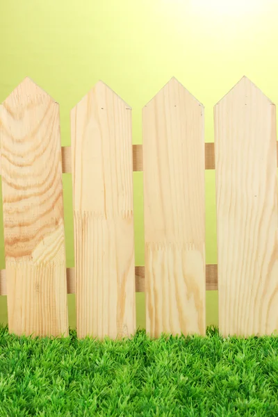 緑の背景のクローズ アップの木製フェンス — ストック写真